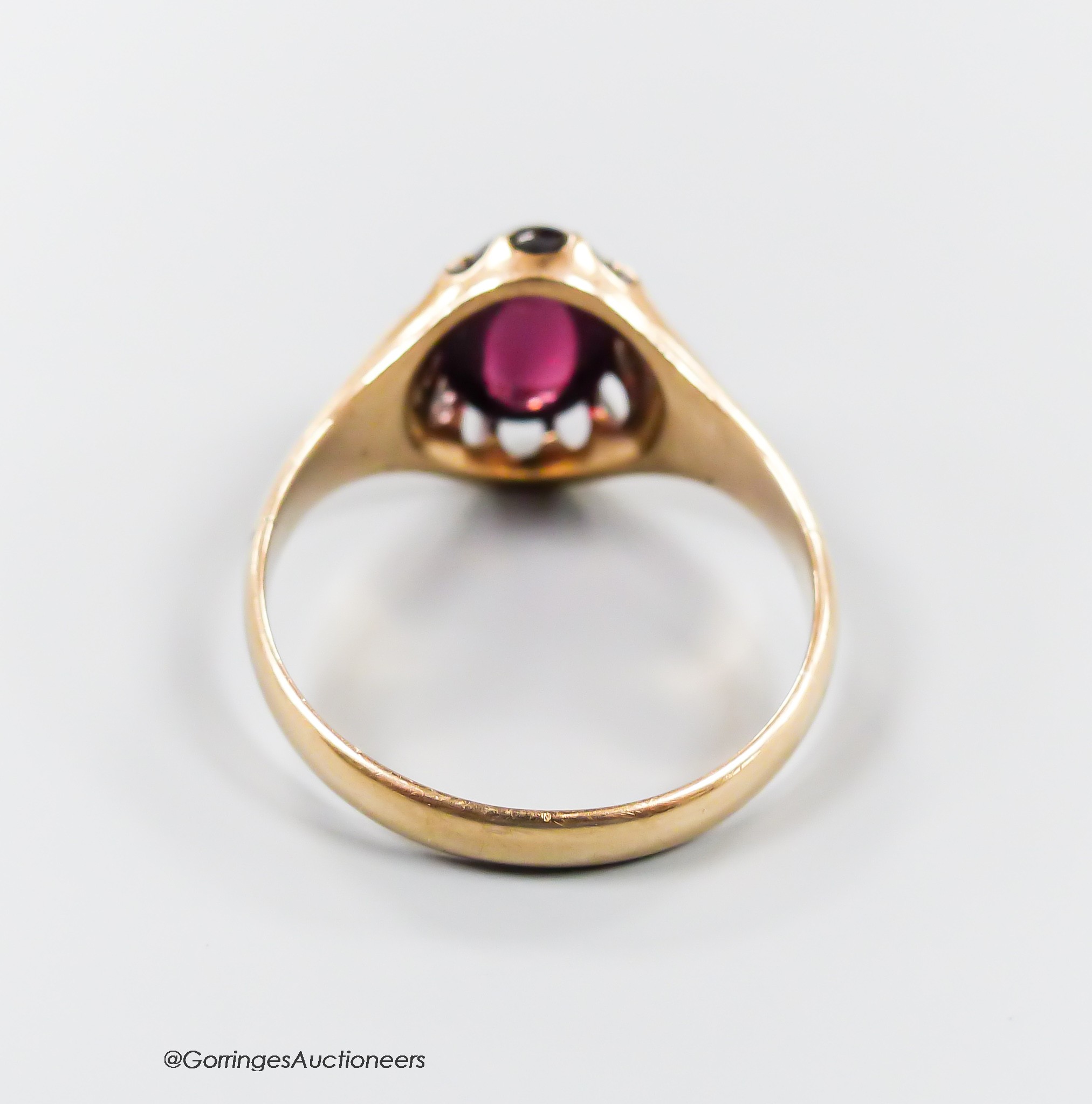 An Edwardian 9ct gold and cabochon garnet set dress ring, size U, gross 4.6 grams.